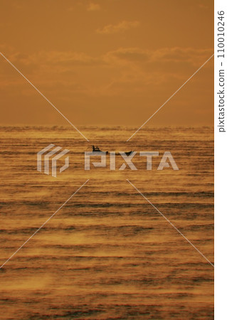 An air storm occurs in the frigid sea 110010246