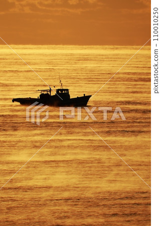 寒冷的海面發生了一場風暴 110010250