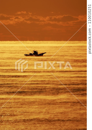 寒冷的海面發生了一場風暴 110010251