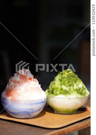 Summer scene of a restaurant selling shaved ice in a Japanese garden in Yokohama 110010429