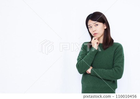 A woman in her 40s who is seriously worried 110010456