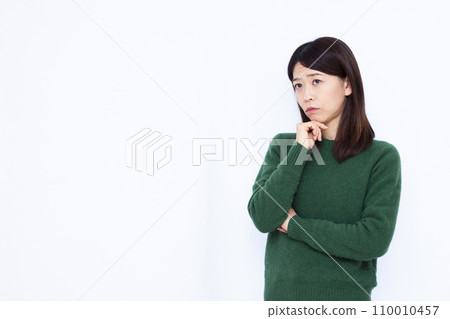 A woman in her 40s who is seriously worried A woman in her 40s who is seriously worried 110010457