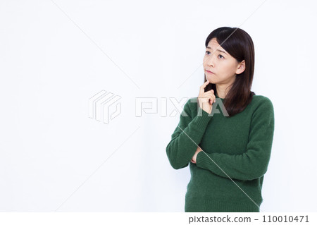 A woman in her thirties who is seriously worried 110010471