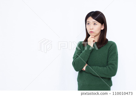 A woman in her thirties who is seriously worried 110010473