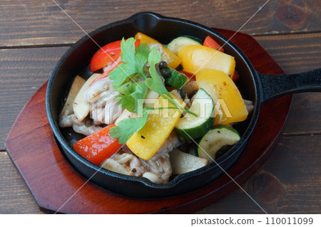 鮮椒醃製的塞塞里和王蘑菇 110011099