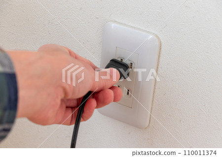 Insert the power plug into the wall outlet 110011374
