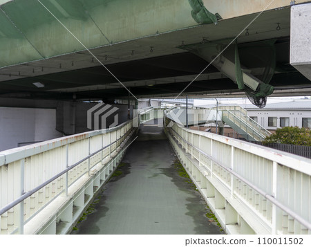 從高架高速公路下穿過的人行天橋 從高架高速公路下穿過的人行天橋 110011502