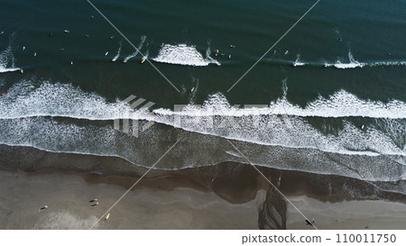 使用無人機鳥瞰衝浪海岸 110011750