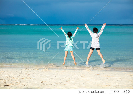 藍色的大海和孩子的背影 藍色的大海和孩子的背影 110011840