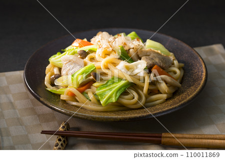 stir-fried udon  110011869