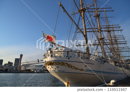 海王丸號帆船停泊在神戶港的港口風景 110011987