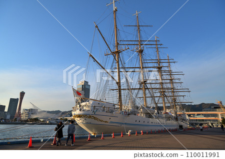 海王丸號帆船停泊在神戶港的港口風景 海王丸號帆船停泊在神戶港的港口風景 110011991