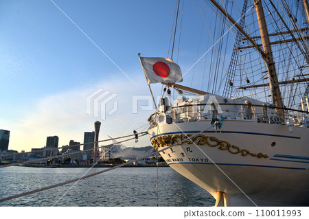 海王丸號帆船停泊在神戶港的港口風景 110011993