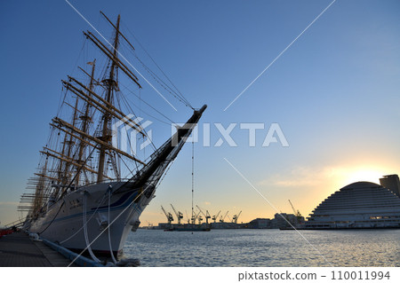 海王丸號帆船停泊在神戶港的港口風景 海王丸號帆船停泊在神戶港的港口風景 110011994
