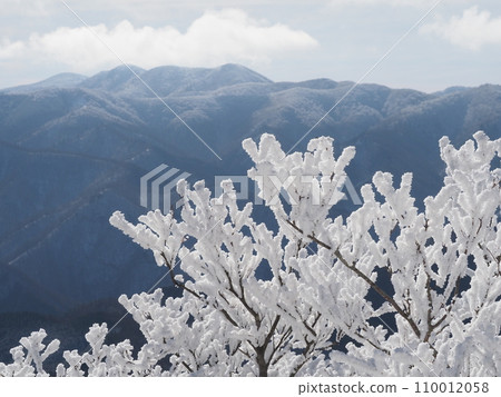 從覆蓋著白霜的高見山眺望明神山和日香山。 110012058