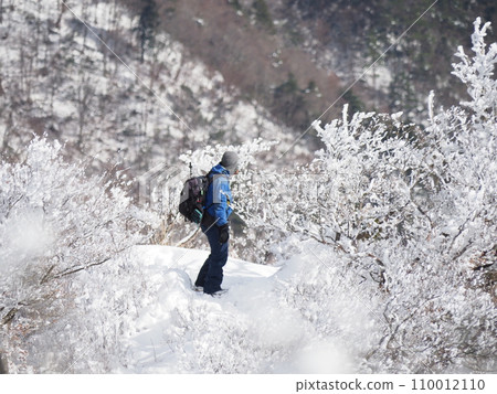 登山者攀登白雪皚皚的高見山 110012110