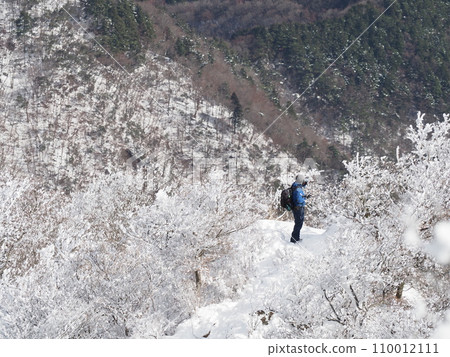 Climber climbing the snowy Mt. Takami 110012111