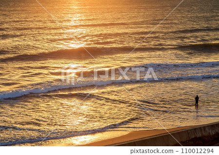 The coast turns golden with the reflection of the sunrise [Taikobo at dawn] 110012294