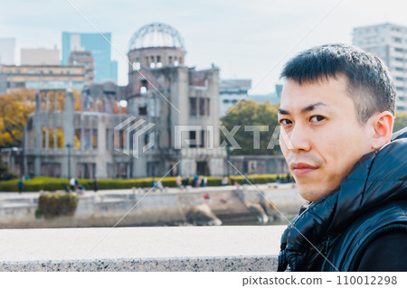 一個人站在旅遊景點 110012298