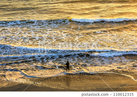 The coast turns golden with the reflection of the sunrise [Taikobo at dawn] 110012335