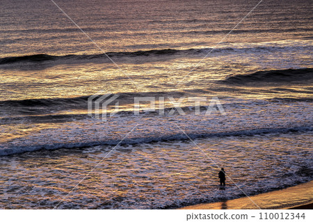 The coast turns golden with the reflection of the sunrise [Taikobo at dawn] 110012344