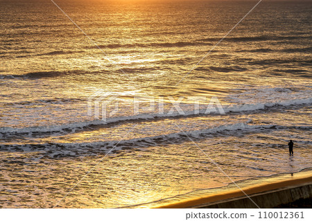 The coast turns golden with the reflection of the sunrise [Taikobo at Dawn] 110012361