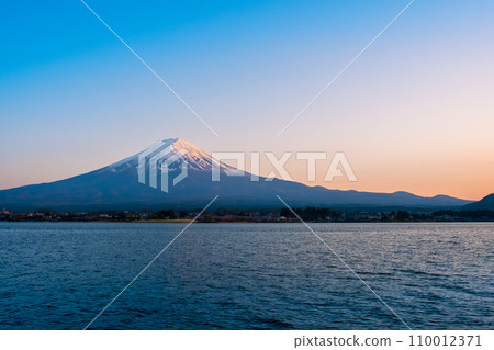 Mt. Fuji at dusk (from the shore of Lake Kawaguchi) 110012371