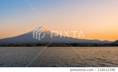 黃昏的富士山(從河口湖畔) 黃昏的富士山(從河口湖畔) 110012396