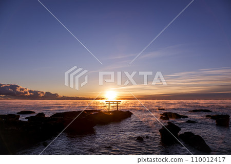 Burning Kamiiso Torii at Dawn [Oarai Coast, Ibaraki Prefecture] 110012417