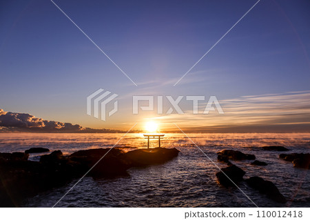 Burning Kamiiso Torii at Dawn [Oarai Coast, Ibaraki Prefecture] 110012418