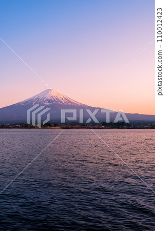 黃昏的富士山（從河口湖畔） 110012423