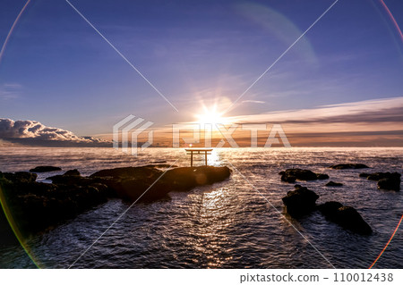 Burning Kamiiso Torii at Dawn [Oarai Coast, Ibaraki Prefecture] 110012438