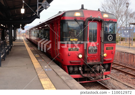 Kyushu Transverse Express stopping at Aso Station (Aso City, Kumamoto Prefecture) 110012972