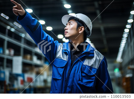 戴安全帽和工作服的亞洲男子在工廠/倉庫工作（檢查、維護、管理、現場監督） 110013503