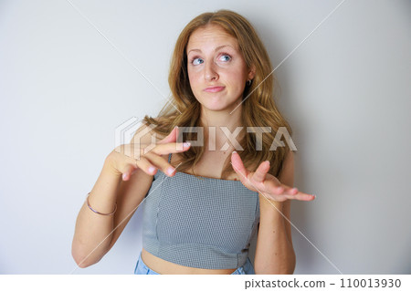 一個女人假裝說：“好吧，好吧…” 110013930