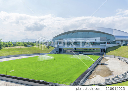 北海道札幌市 - 在陽光明媚的日子裡，舉辦各種活動的札幌巨蛋體育館和正在維護的懸浮足球舞台 110014023
