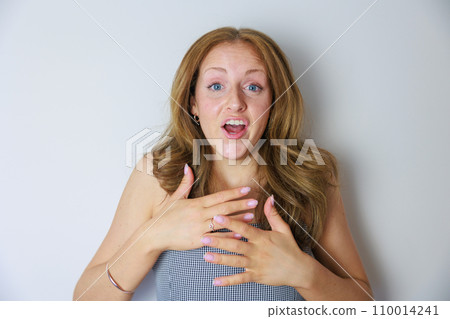 白人婦女帶著驚訝的表情 白人婦女帶著驚訝的表情 110014241