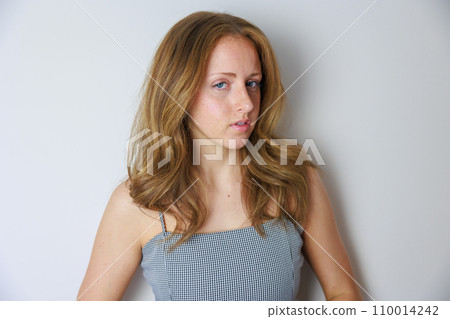 一名白人婦女臉上帶著可疑的表情 110014242