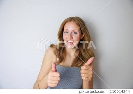 白人女孩看著鏡頭擺好姿勢 110014244