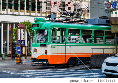 高知土佐電600型停在播磨屋橋十字路口 110014351