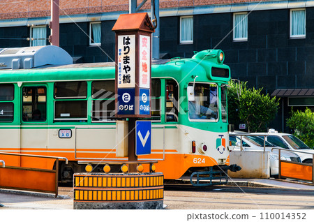 Kochi Tosaden Type 600 stopping at Harimayabashi intersection 110014352