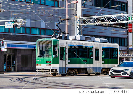 Kochi Tosaden Type 2000 passing through Harimayabashi intersection 110014353