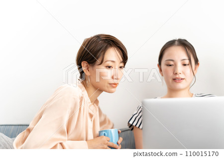 Woman relaxing on the sofa, computer Woman relaxing on the sofa, computer 110015170
