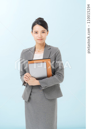 微笑著站著的女商人 微笑著站著的女商人 110015294