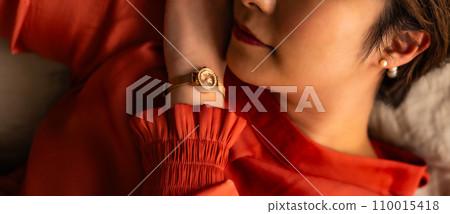 Indoor portrait photography of women in their 20s and 30s. 110015418