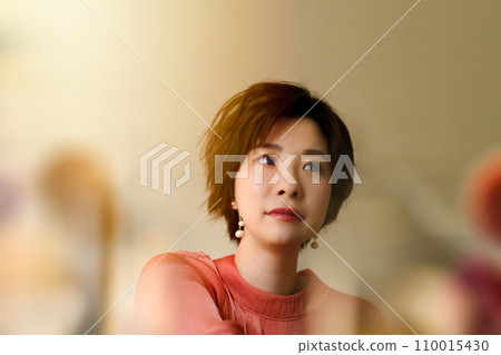 20多歲、30多歲女性的室內人像攝影。 20多歲、30多歲女性的室內人像攝影。 110015430