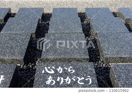 板式墓碑豎立在墳墓上，樹葬葬禮生命結束圖像 3 110015902