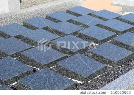 板式墓碑豎立在墳墓上，樹葬葬禮臨終圖像 4 110015903