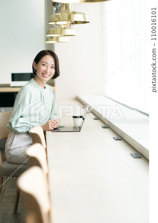 一名在咖啡館櫃檯工作的女士 一名在咖啡館櫃檯工作的女士 110016101