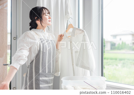Woman drying laundry (housework, housewife, detergent, fabric softener, bleach) 110016402
